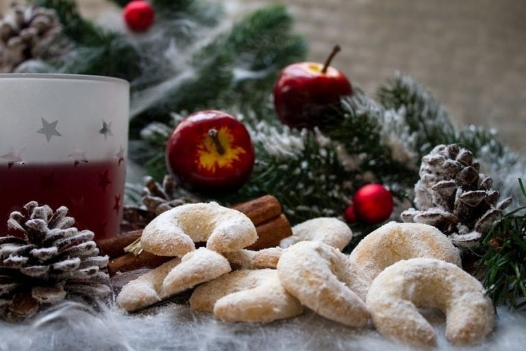 Mulled wine and biscuits