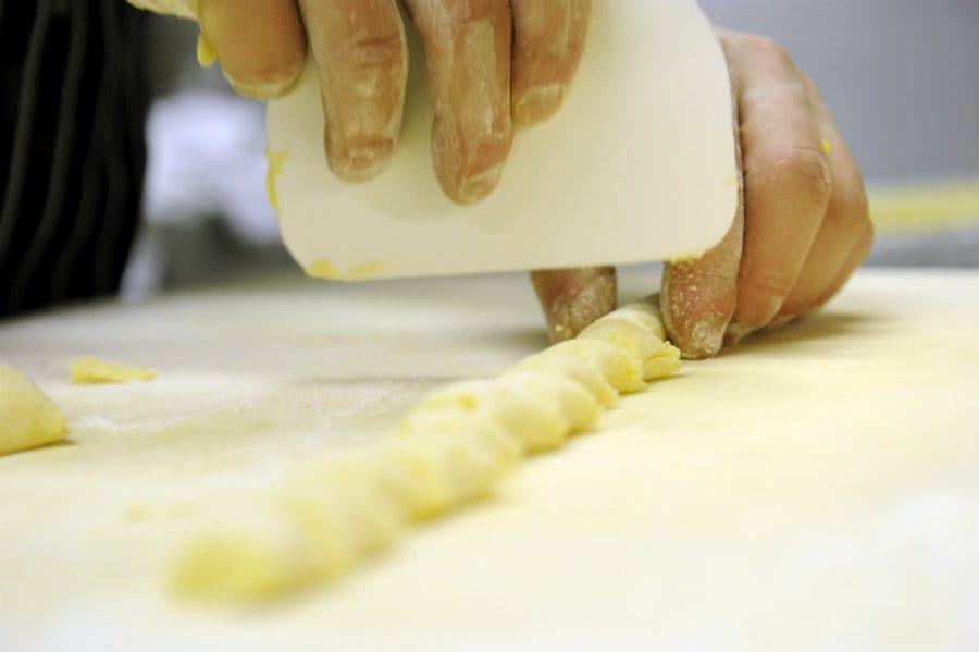 Preparazione degli gnocchi: il taglio