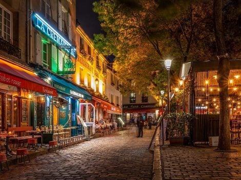 Europe closes bars and restaurants, a prelude to the lockdown. Curfew in France from 9 pm to 6 am