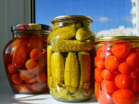 Pickles and preserves in oil