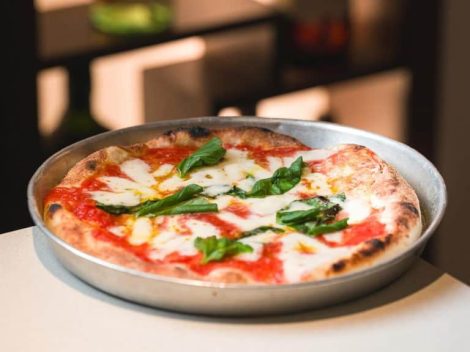 Neapolitan Pizza, "Pala," and "Rutiello": La Notizia reopens with a new ace, Michele Leo