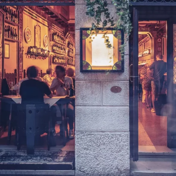 In the heart of Verona, the “sanctuary” of wine where you can sip a glass for one euro next to grand Bordeaux