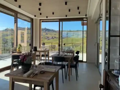 Piedmontese classics and raw seafood. The unexpected restaurant with a pool in the Langhe