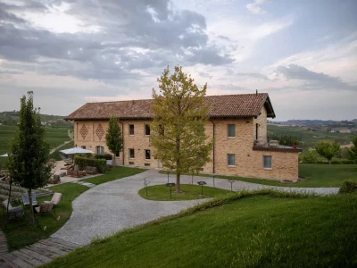 In Monferrato there is a hotel immersed in greenery dedicated to art and good food