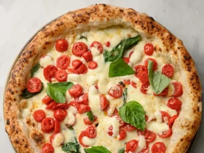 In Naples since 1892 there has been a great pizzeria. And it is just a stone’s throw from the station