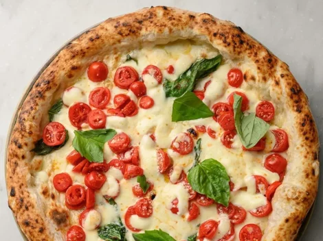 In Naples since 1892 there has been a great pizzeria. And it is just a stone’s throw from the station