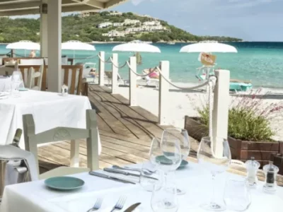 The super Sardinian hotel scented with honey where you can dine on the beach