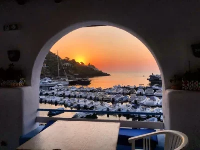 What to see and where to eat in Ustica, the island of unique sunsets loved by Antonio Gramsci