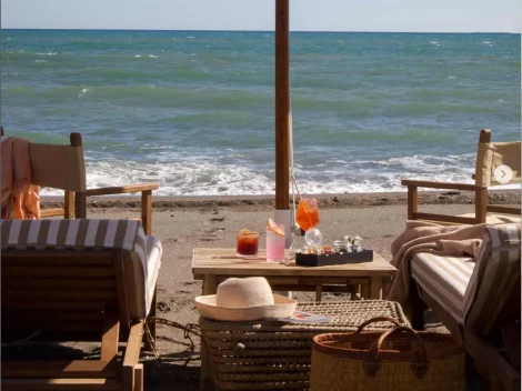 Last days for a glass by the sea in the beach wine bar between Lazio and Tuscany