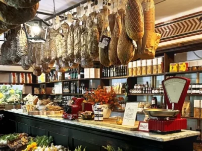 The country trattoria full of cured meats loved by Giorgio Armani and his mother