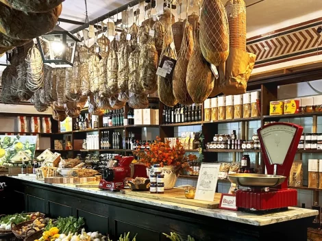 The country trattoria full of cured meats loved by Giorgio Armani and his mother
